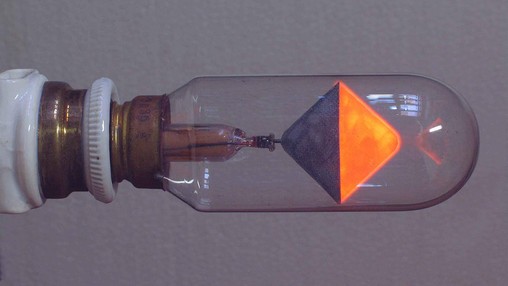 Lampe à décharge dans le néon, avec 2 électrodes en forme de triangles rectangles isocèles