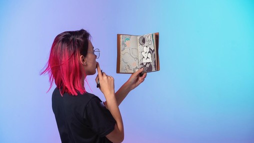 Jeune femme aux cheveux roses tenant un carnet Jeune femme aux cheveux roses tenant un carnet