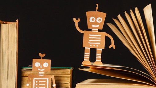 Vue de face de plusieurs livres et figurines en cartons Vue de face de plusieurs livres et figurines en cartons